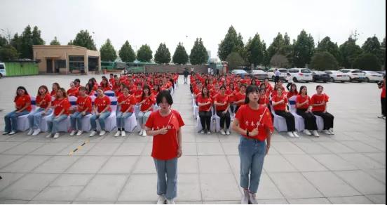 做白色的牛奶，創(chuàng)紅色的企業(yè)，花花牛乳業(yè)集團(tuán)青春歌會(huì)慶祝建黨100周年