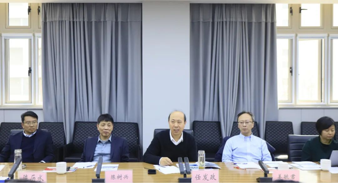 花花牛乳業(yè)集團(tuán)黨委書記、董事長(zhǎng)唐洪峰一行赴中原食品實(shí)驗(yàn)室同中國(guó)工程院院士、中原食品實(shí)驗(yàn)室主任任發(fā)政座談交流