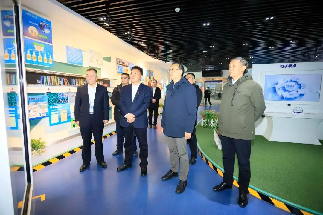 省政府國資委黨委書記、主任李濤一行到花花牛乳業(yè)集團調研