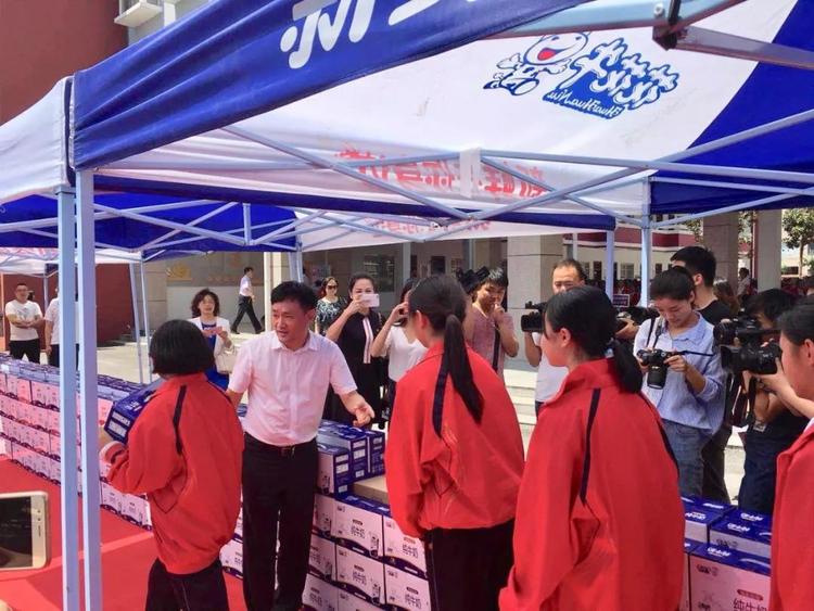 “健康中原，牛奶伴您行——花花牛乳業(yè)集團2018中國小康牛奶行動” 公益助學啟動儀式隆重舉行