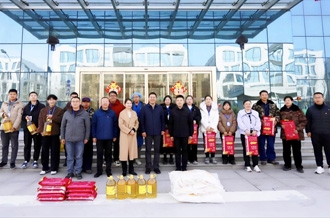 新春佳節(jié)暖人心 堅(jiān)守一線顯擔(dān)當(dāng) ——河南農(nóng)業(yè)投資集團(tuán)黨委委員、副總經(jīng)理兼花花牛乳業(yè)集團(tuán)黨委書(shū)記、董事長(zhǎng)張峰慰問(wèn)花花牛乳業(yè)在崗員工